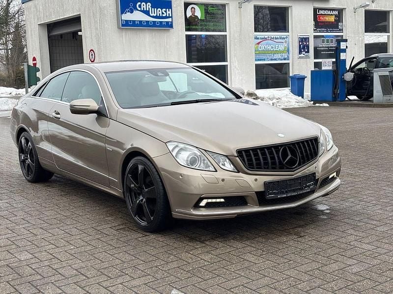 Gebraucht Mercedes E250 Avantgarde 204 PS (150 kW) 2011 Gold Coupé