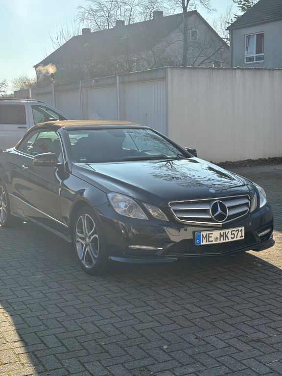 Schwarz Gebraucht 2012 Mercedes E220 AMG Cabrio | 13.700 € (Guter Preis) - Bild 1/4