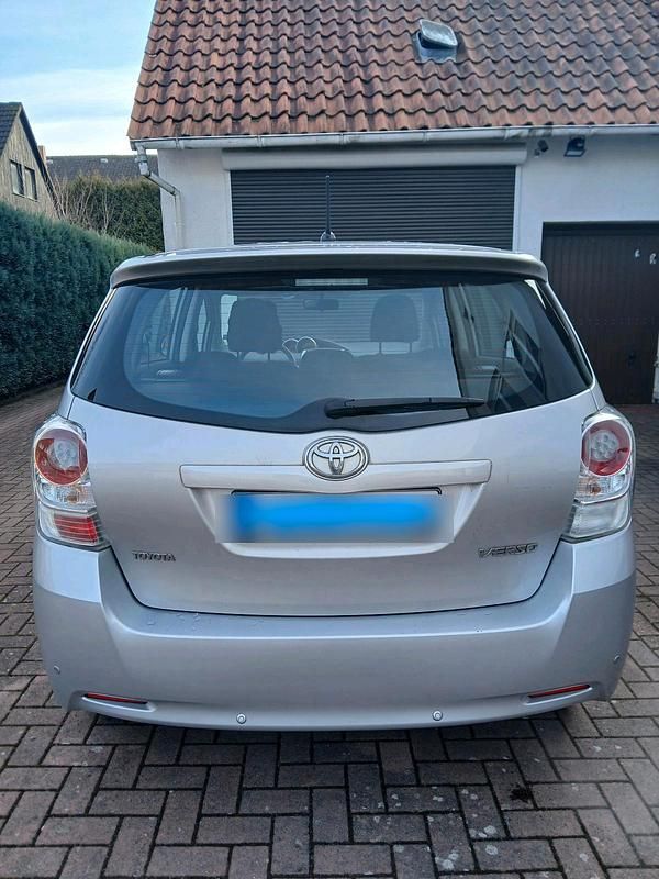 Gebraucht Toyota Verso 147 PS (108 kW) 2011 Silber Van / Kleinbus