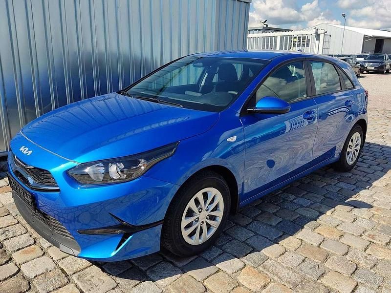 Blue flame metallic Neu 2025 Kia Ceed Best Limousine | 21.900 € (Fairer Preis) - Bild 1/4