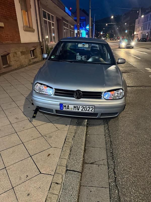 Blau Gebraucht 2003 VW Golf IV Kleinwagen | 4.000 € - Bild 1/4