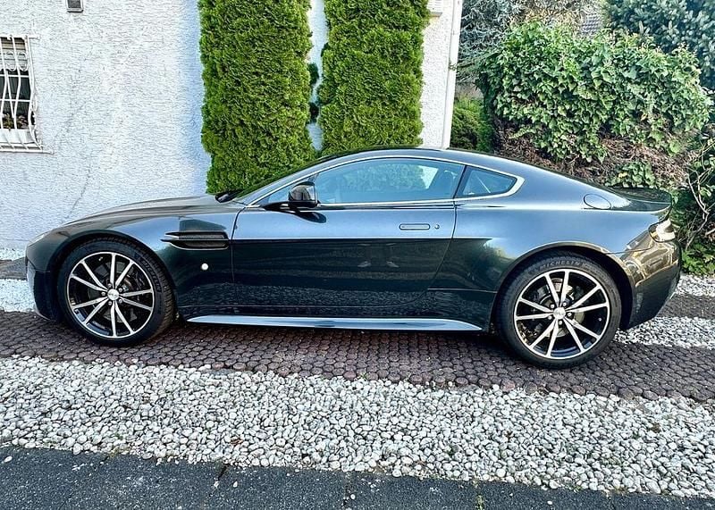 Grau Gebraucht 2014 Aston Martin V8 Vantage Coupé | 65.000 € (Guter Preis) - Bild 1/4
