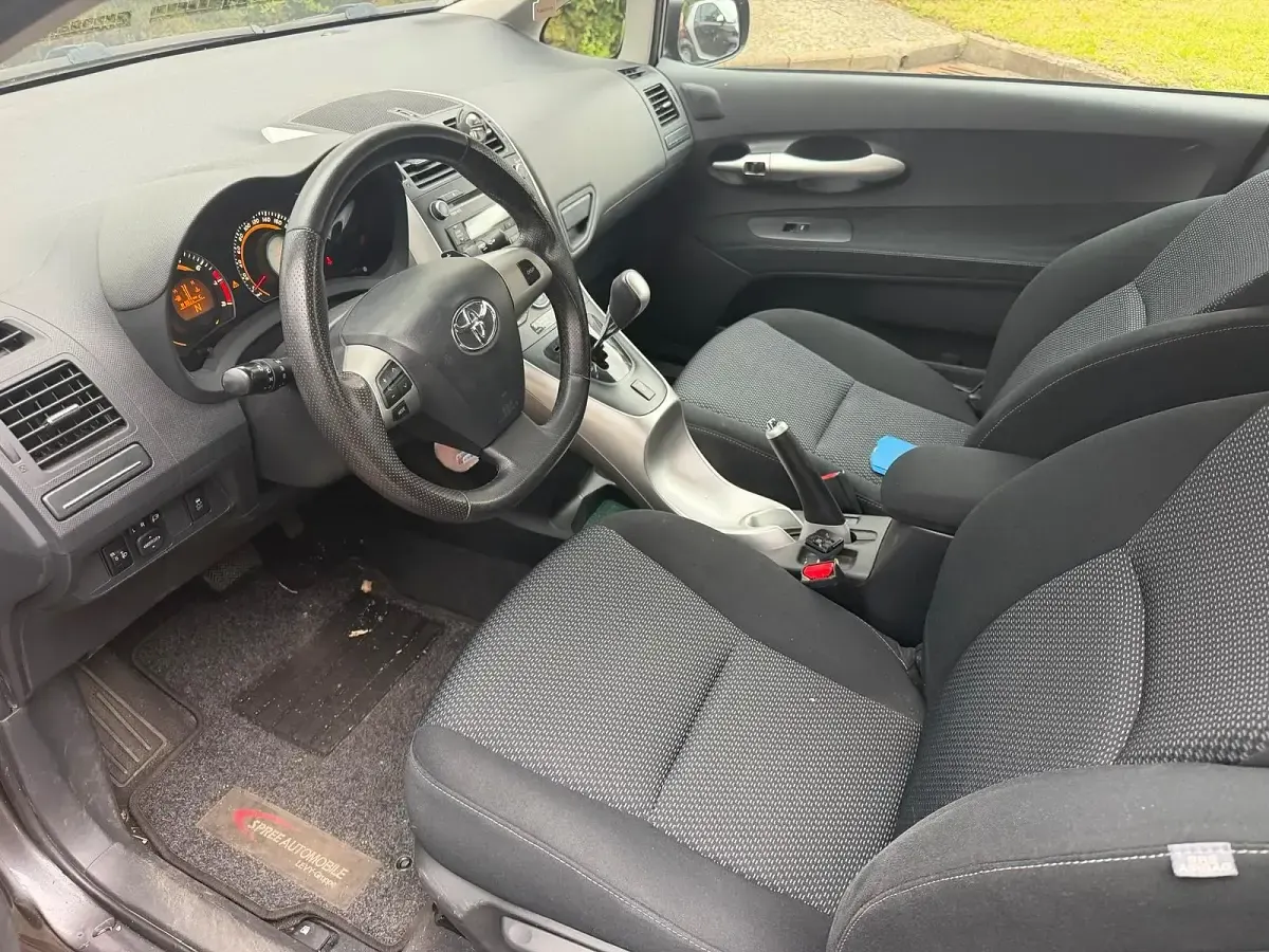Gebraucht Toyota Auris 132 PS (97 kW) 2011 Grau Kleinwagen