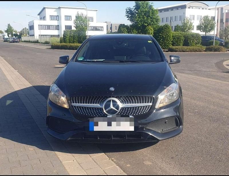 Gebraucht Mercedes A180 122 PS (89 kW) 2016 Kosmosschwarz  metalliclack Kleinwagen