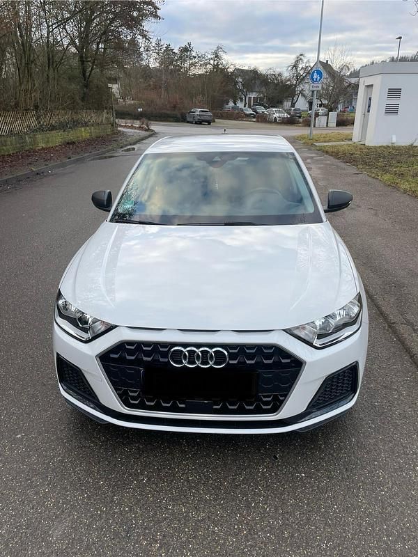 Weiß Gebraucht 2022 Audi A1 Sportback Kleinwagen | 17.950 € (Fairer Preis) - Bild 1/4