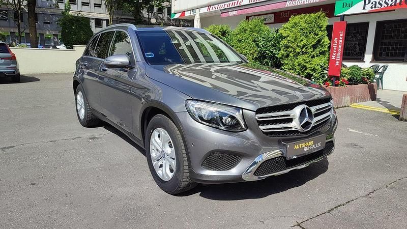 Grau Gebraucht 2016 Mercedes GLC250 Luxury Van / Kleinbus | 25.990 € (Fairer Preis) - Bild 1/4