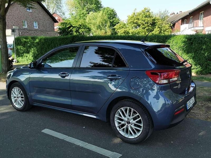 Gebraucht Kia Rio DREAM-TEAM Edition 101 PS (74 kW) 2017 Blau Kleinwagen