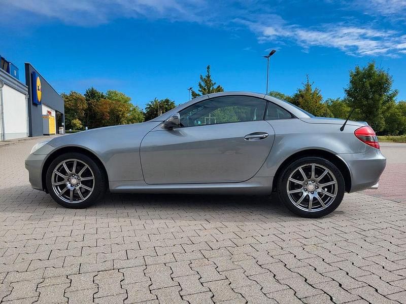 Grau Gebraucht 2009 Mercedes SLK200 Cabrio | 11.500 € (Fairer Preis) - Bild 1/4
