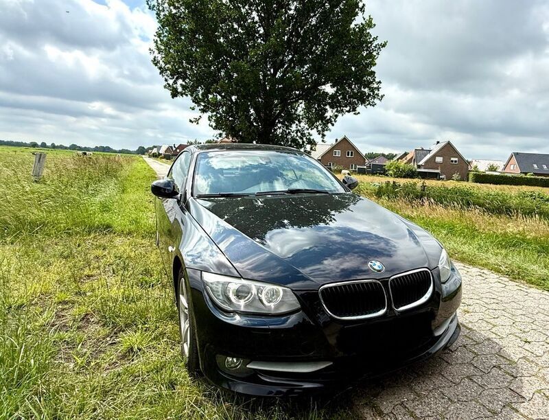 Schwarz Gebraucht 2012 BMW 320 Cabriolet M Sport Cabrio | 13.700 € (Fairer Preis) - Bild 1/4
