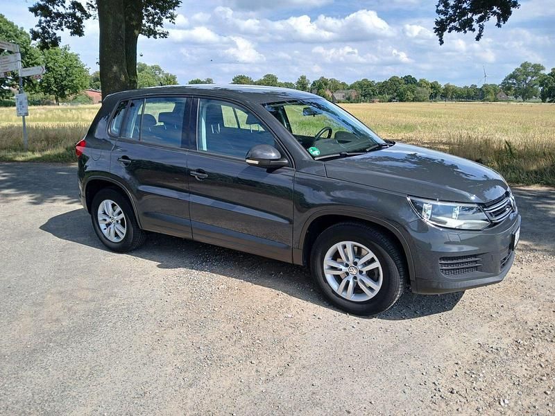 Grau Gebraucht 2015 VW Tiguan Trendline SUV | 10.900 € (Fairer Preis) - Bild 1/4
