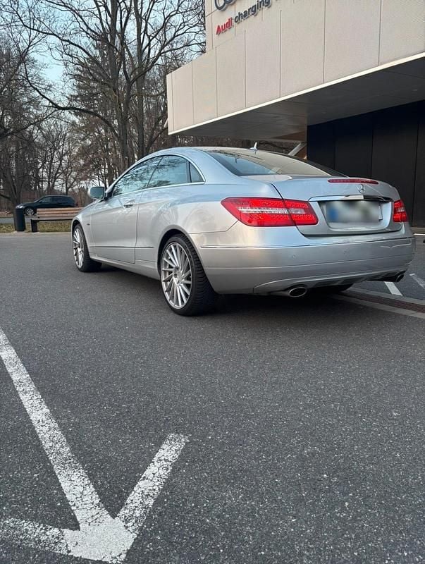 Gebraucht Mercedes E350 306 PS (225 kW) 2009 Silber Coupé
