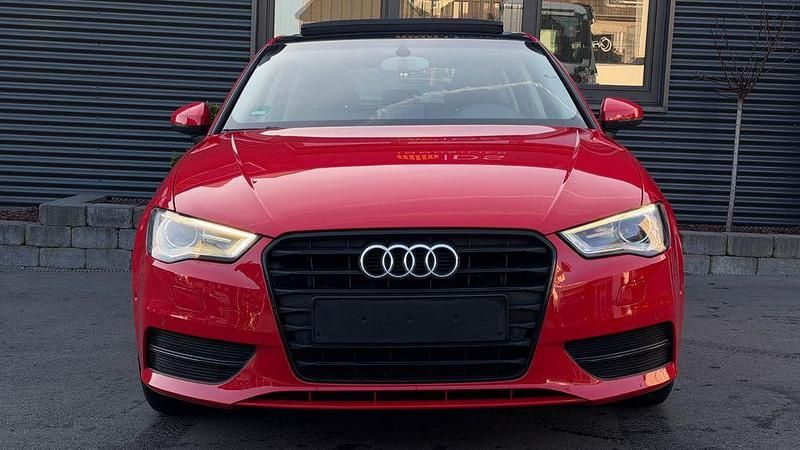 Gebraucht Audi A3 Ambiente 110 PS (80 kW) 2015 Rot Limousine