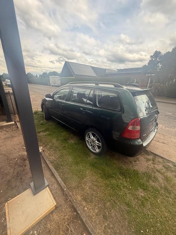 Grün Gebraucht 2003 Toyota Corolla Kombi | 3.200 € (Fairer Preis) - Bild 1/4