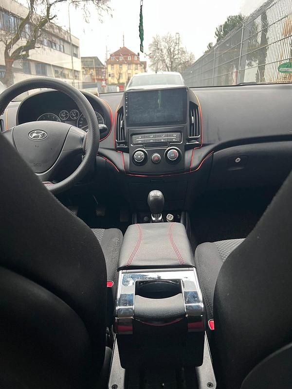 Gebraucht Hyundai i30 Classic 99 PS (72 kW) 2012 Grau Kleinwagen