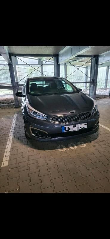 Grau Gebraucht 2017 Kia Ceed DREAM-TEAM Edition Limousine | 12.490 € (Fairer Preis) - Bild 1/2