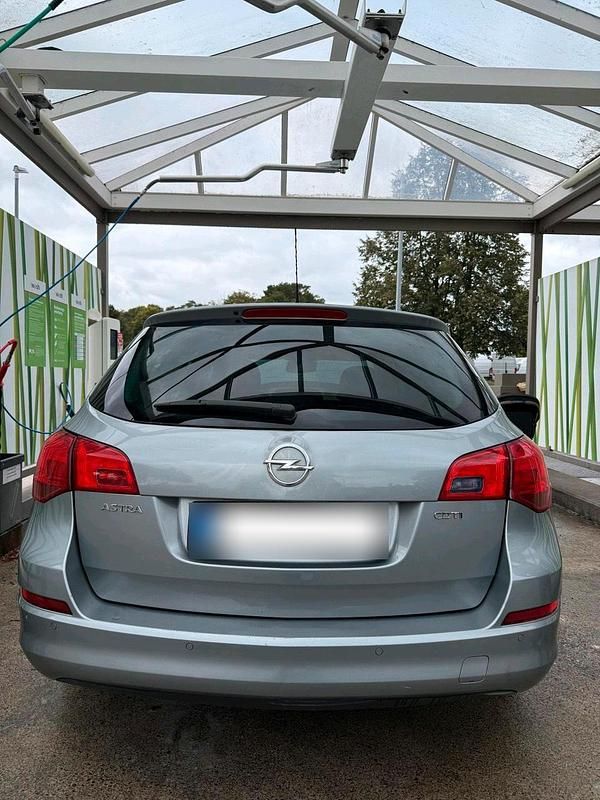 Gebraucht Opel Astra 110 PS (80 kW) 2011 Grau Kombi