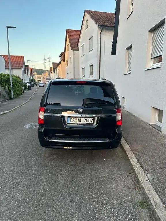 Usata Lancia Voyager Platinum 178 CV (130 kW) 2012 Nero Monovolume