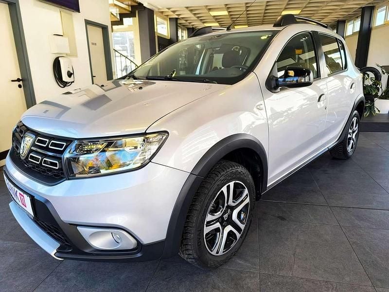 Platingrau Gebraucht 2018 Dacia Sandero Stepway Kleinwagen | 8.790 € (Guter Preis) - Bild 1/4