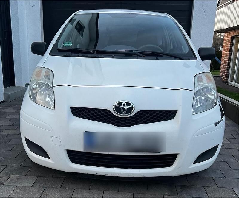 Weiß Gebraucht 2009 Toyota Yaris Limousine | 2.000 € (Guter Preis) - Bild 1/4