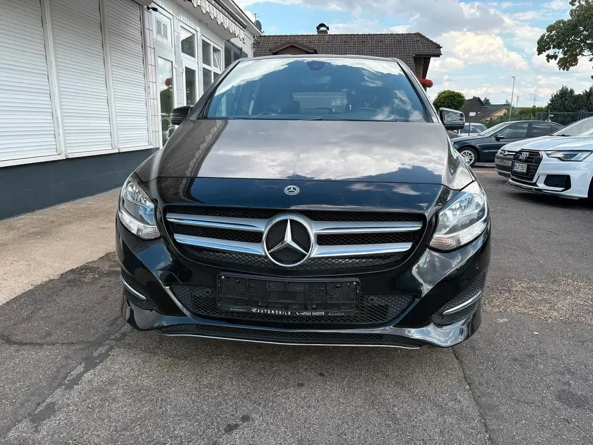 Gebraucht Mercedes B180 122 PS (89 kW) 2018 Schwarz Kleinwagen