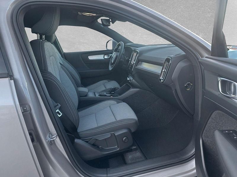 Neu Volvo XC40 Core 163 PS (119 kW) 2025 Aurora silver SUV