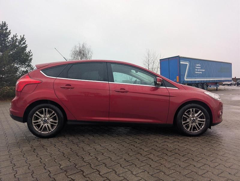Gebraucht Ford Focus 125 PS (91 kW) 2012 Rot Limousine