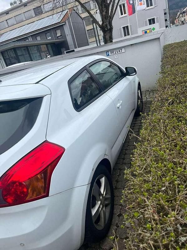 Gebraucht Kia Ceed Vision 125 PS (91 kW) 2012 Weiß Kleinwagen