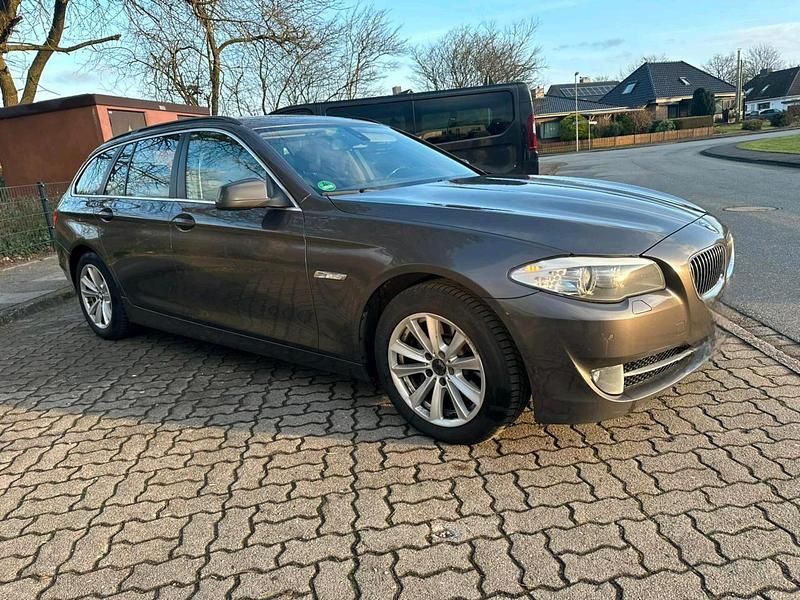 Gebraucht BMW 525 Basis 204 PS (150 kW) 2011 Braun Kombi