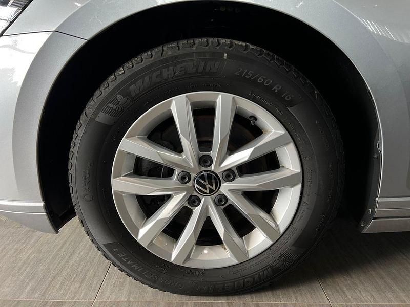 Gebraucht VW Passat 150 PS (110 kW) 2022 Silber Limousine