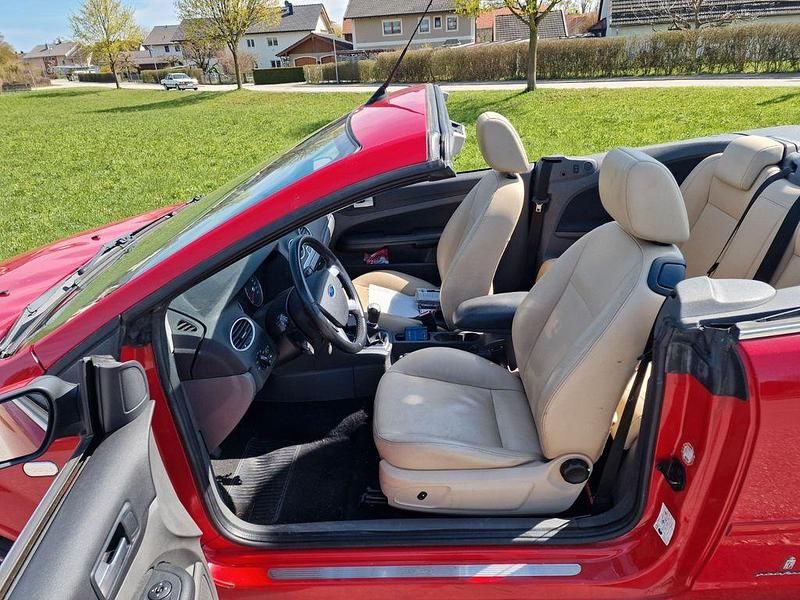 Gebraucht Ford Focus Cabriolet 145 PS (106 kW) 2008 Rot Cabrio