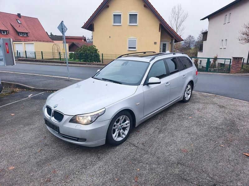 Silber Gebraucht 2010 BMW 520 Exclusive Kombi | 6.490 € (Superpreis) - Bild 1/4