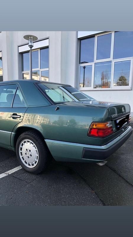 Gebraucht Mercedes E280 193 PS (141 kW) 1993 Grün Limousine