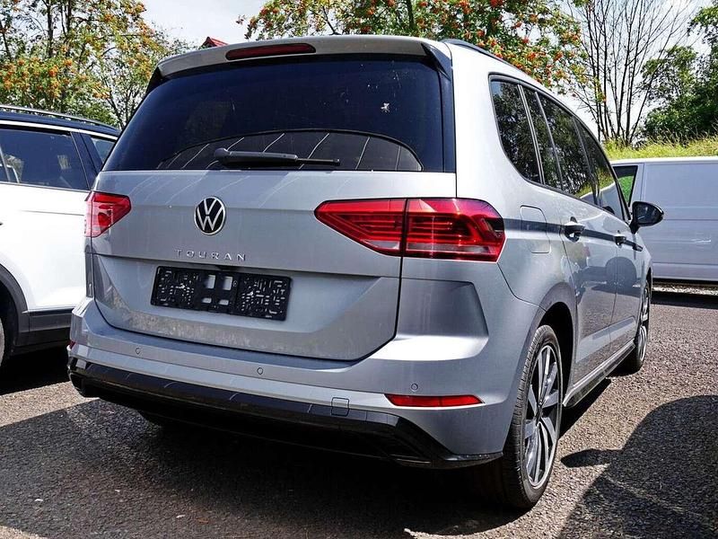 Neu VW Touran Highline 150 PS (110 kW) 2025 Silber Van / Kleinbus