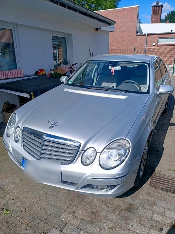 Silber Gebraucht 2006 Mercedes E220 Limousine | 9.990 € - Bild 1/4