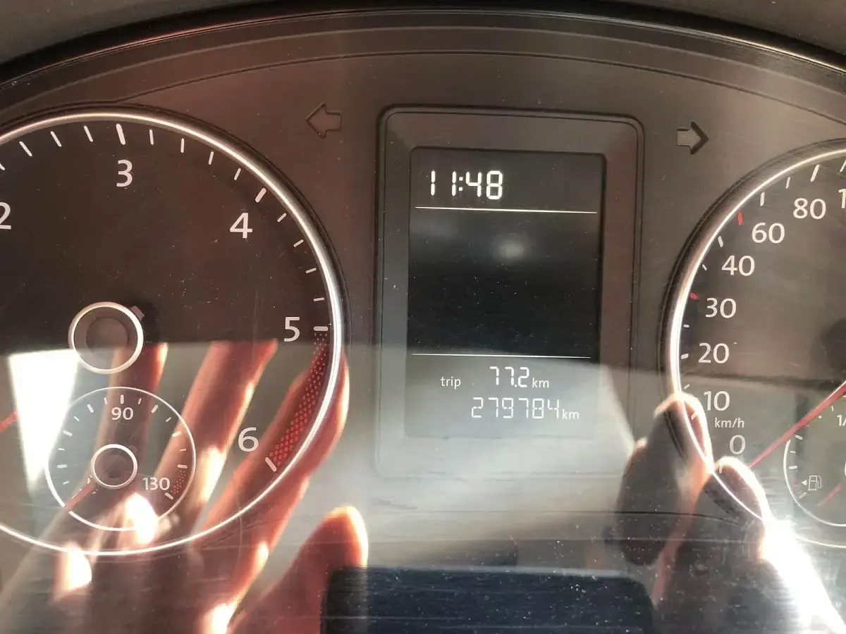 Second-hand VW Caddy 78 CP (57 kW) 2011 Alb Monovolum