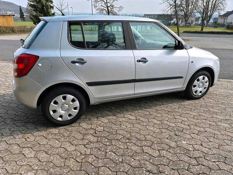 Gebraucht Skoda Fabia 70 PS (51 kW) 2009 Silber Kleinwagen