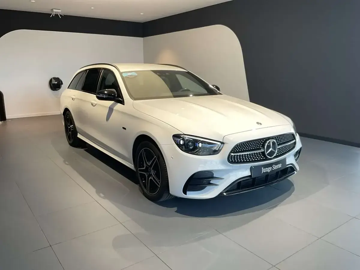 Gebraucht Mercedes E300 AMG line 320 PS (235 kW) 2020 Polarweiß uni Kombi