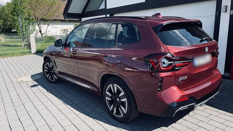 Gebraucht BMW iX3 Impressive 210 kW (286 PS) 2023 Rot SUV
