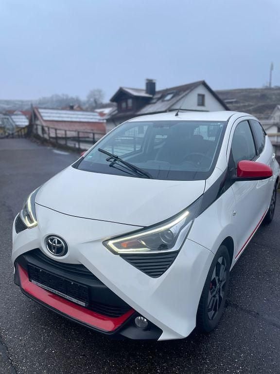 Weiß Gebraucht 2020 Toyota Aygo Team Kleinwagen | 10.800 € (Fairer Preis) - Bild 1/4