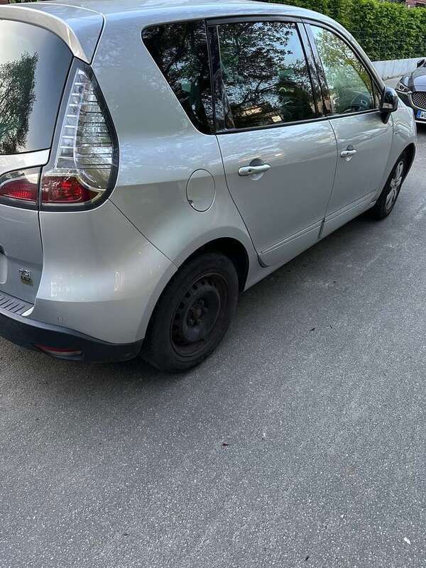 Grau Gebraucht 2015 Renault Scénic III Bose Edition Van / Kleinbus | 4.200 € (Superpreis) - Bild 1/4