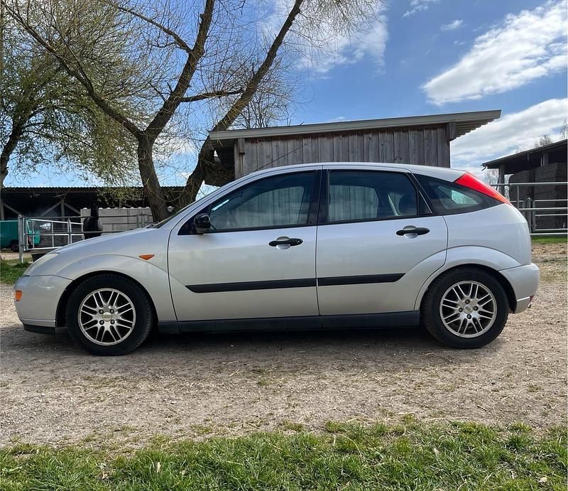 Używany Ford Focus 130 KM (95 kW) 1998 Srebrny Sedan/Limuzyna