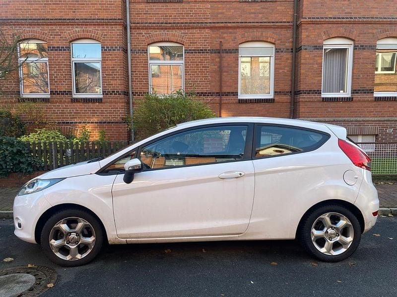 Gebraucht Ford Fiesta Trend 60 PS (44 kW) 2012 Weiß Kleinwagen