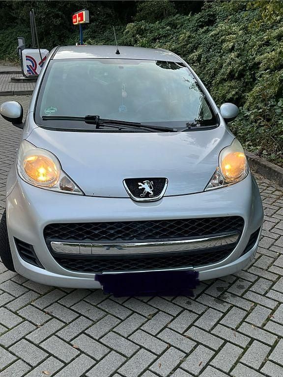 Grau Gebraucht 2009 Peugeot 107 Kleinwagen | 2.300 € (Fairer Preis) - Bild 1/4