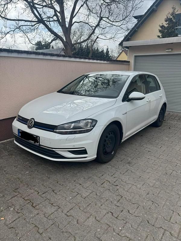 Gebraucht VW Golf VII 130 PS (95 kW) 2019 Weiß Kleinwagen