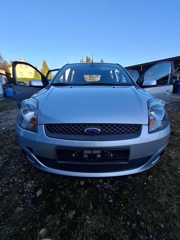 Gebraucht Ford Fiesta 80 PS (58 kW) 2008 Silber Kleinwagen