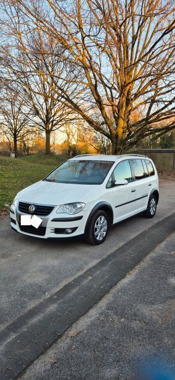 Weiß Gebraucht 2009 VW Touran Cross Van / Kleinbus | 4.975 € (Fairer Preis) - Bild 1/4