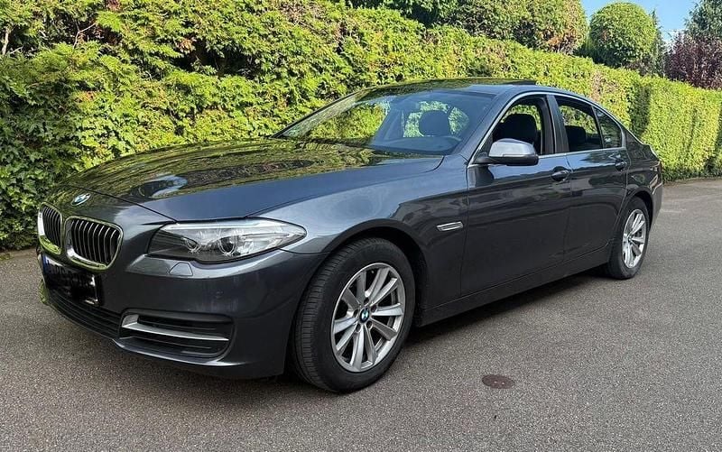 Grau Gebraucht 2016 BMW 520 Efficient Dynamics Limousine | 19.500 € (Fairer Preis) - Bild 1/4