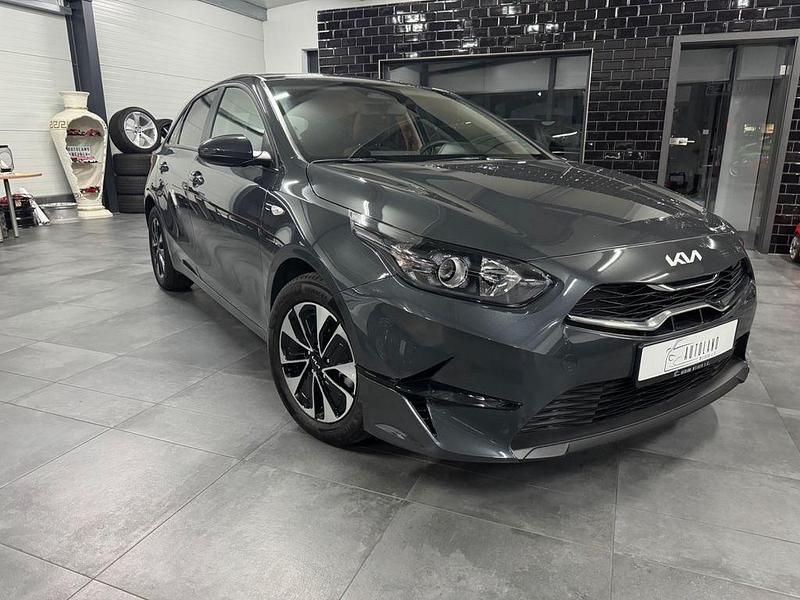 Grau Gebraucht 2024 Kia Ceed Limousine | 20.499 € (Superpreis) - Bild 1/4