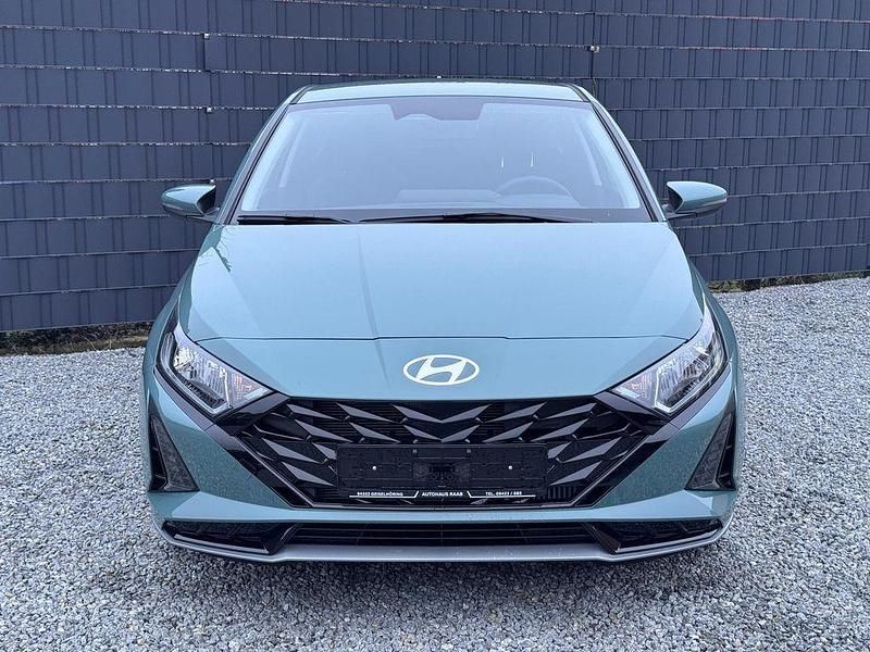 Neu Hyundai i20 90 PS (66 kW) 2026 Mangrove green Kleinwagen