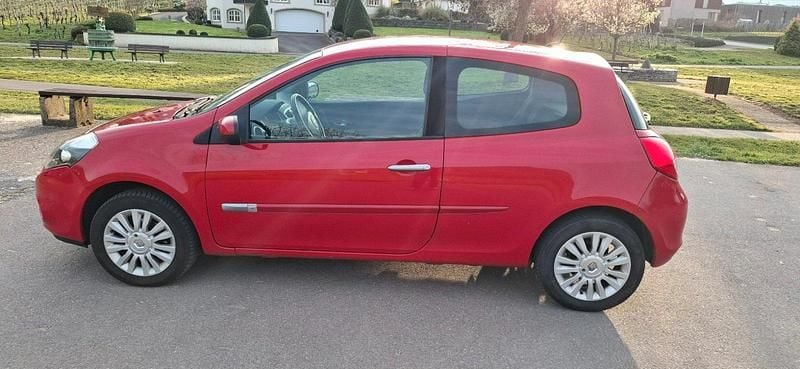 Gebraucht Renault Clio II Dynamique 75 PS (55 kW) 2010 Rot Kleinwagen